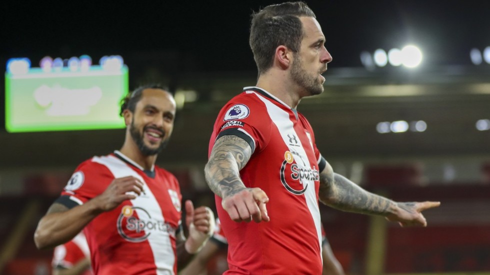 Danny Ings, till höger, firar Southamptons segermål mot Liverpool.