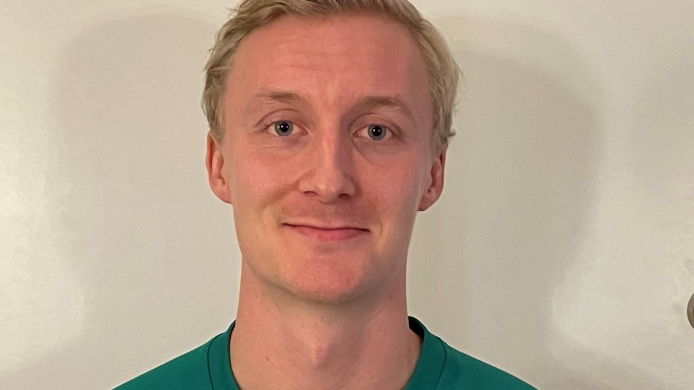 Mittbacken Johan Lindgren är klar för ESK. Han berättar att han är utbildad årskurs 4-6-lärare och hoppas att han snart byter skolgården i Falun mot en närmare den nya klubben.