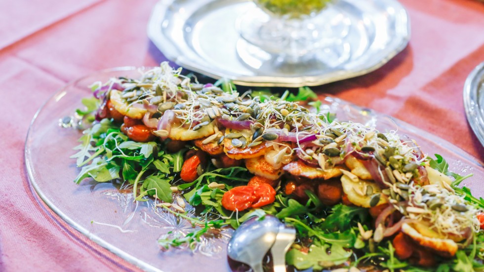 Sallad med halloumi, bladgrönt och krasseolja
