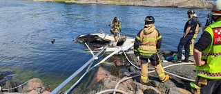 Segelbåt i skärgården brann kraftigt