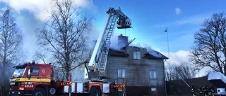 Fullt utvecklad brand i villa