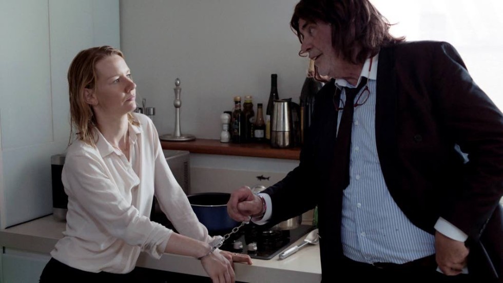 Välspelad. Tillvaron blir oförutsägbar för konsulten Ines (Sandra Hüller) när hon får stifta bekantskap med coachen Toni Erdmann (Peter Simonischek) - hennes pappas karismatiska alter ego.