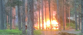 Timrad stuga blev lågornas rov