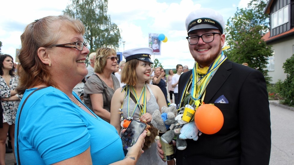 Martin Nilsson, djursjukvård, gratuleras av mamma Lena Nilsson.