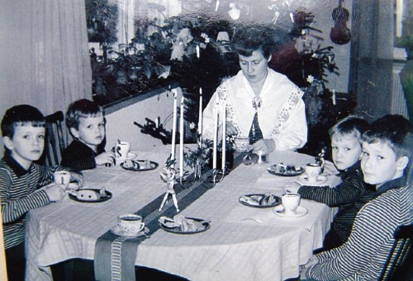 Jul omkring 1960. Kring bordet sitter Svante, Mats, Iréne, Sverker och Magnus Lundberg.