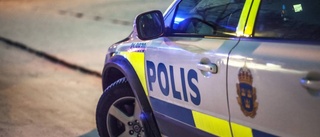 Polis släpades längs vägen