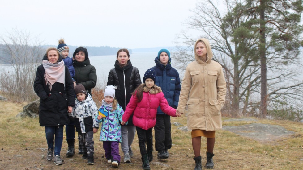 Från Ukraina till Gamleby. Från vänster: Viktoria Skurko. Viktoria Demjanovskih, Natalia Sikorskaja 0ch Maria Volchenko. Framför dem barnen Bohdan, Mykhaylo, Zlata, Veronika och Dmytro.
