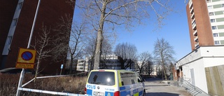 17-åring häktad för skottlossning i Årby – misstänks för skyddande av brottsling: "Fler frihetsberövanden kan komma att ske"