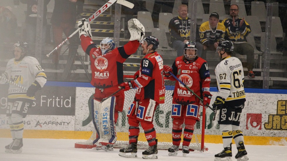 Edvin Olofsson jublar sedan VIK besegrat HV71 i den fjärde kvartsfinalen.