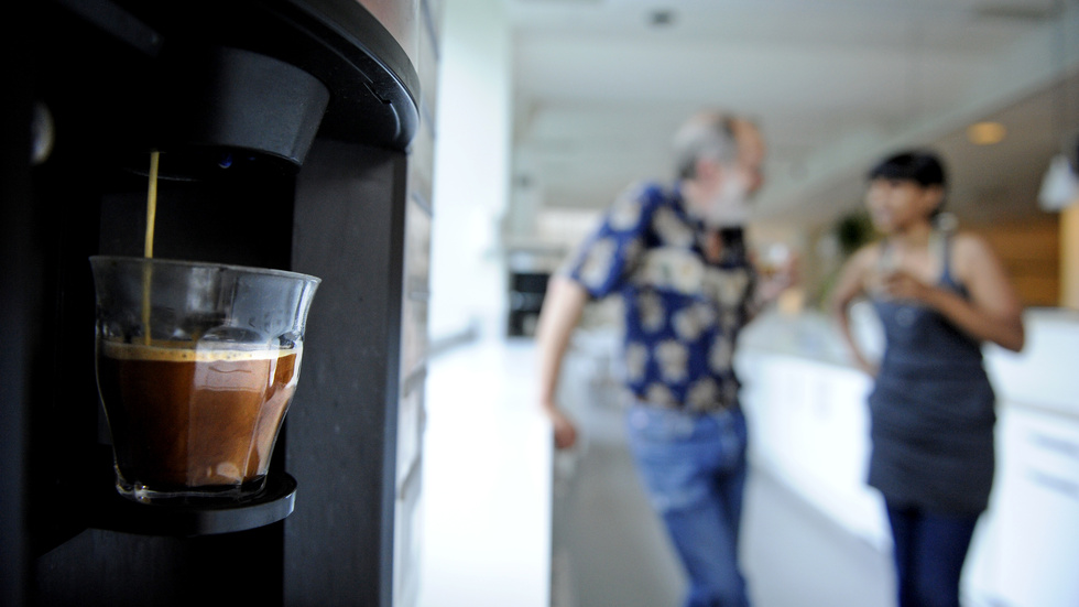 Klart kommunanställda ska ha gratis kaffe, tycker skribenten.