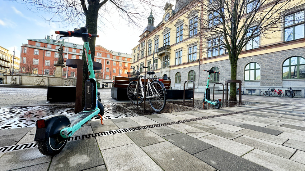 Här står en elsparkcykel felparkerad. En meter längre fram hade gjort att elsparken stått rätt parkerad.