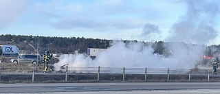 Bil fattade eld på E4 – orsakade omfattande trafikstörning