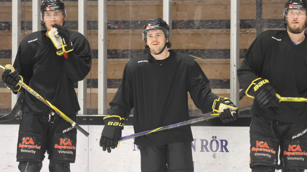 Nathan Staios längtar till att bli spelklar och få chansen att hjälpa Vimmerby Hockey till nytt allsvenskt kontrakt, men ännu har han inte fått något arbetstillstånd. 