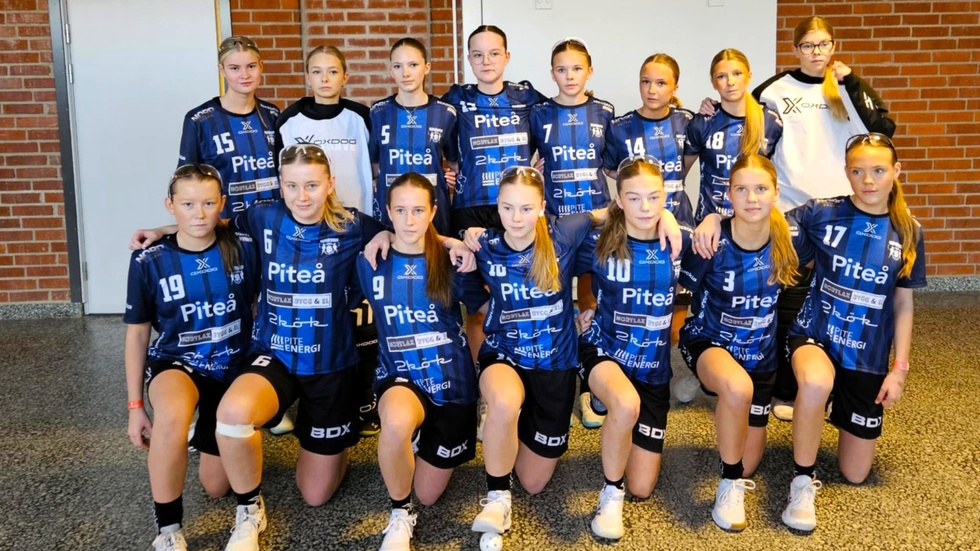 Öjebyns IBF. Bakre raden fr.v: Nora Flodström, Elin Westerlund, Julia Eriksson, Molly Söderberg, Ellie Öhlund, Meya Hortlund, Siri Holmgren, Nathalie Öhlund.
Främre raden: Vilma Nyberg, Astrid Wåhlen, Fanny Lundberg, Sally Vikberg, Freja Lundqvist, Inez Wikström, Isa Göras.