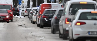 Långa köer efter att buss körde fast – polis dirigerade trafiken