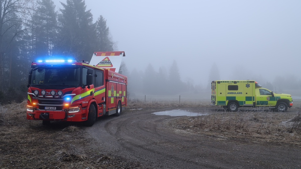 En skridskoåkare har avlidit efter en förmodad drunkningsolycka.