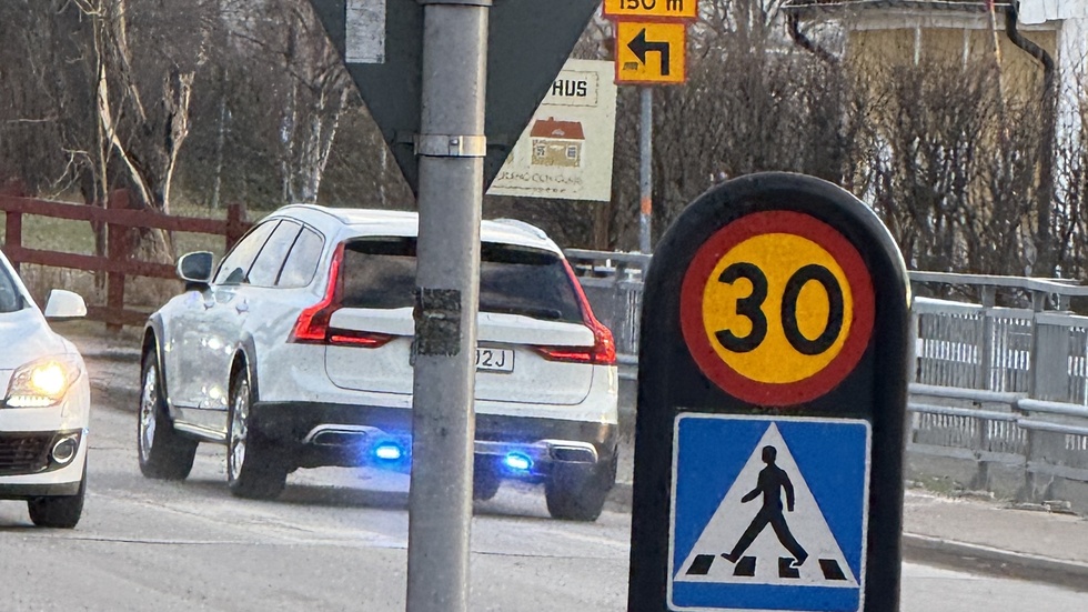 Polisen ryckte ut till ett överfallslarm på en bank. Det visade sig att ett barn tryckt på knappen av misstag.