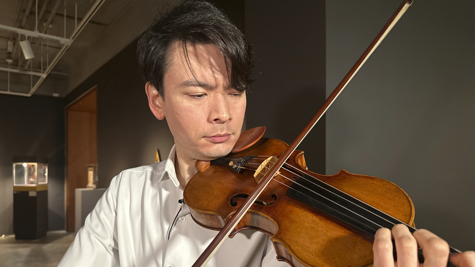 Violinisten Stefan Jackiw spelar på en Stradivarius som nu sålts på Sotheby's i New York.