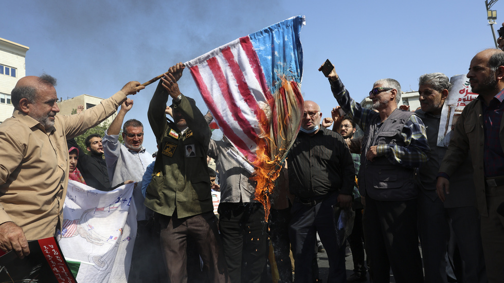 Stars and Stripes, världens kanske mest eldade bit av mönstrat tyg, här i Irans huvudstad Teheran.