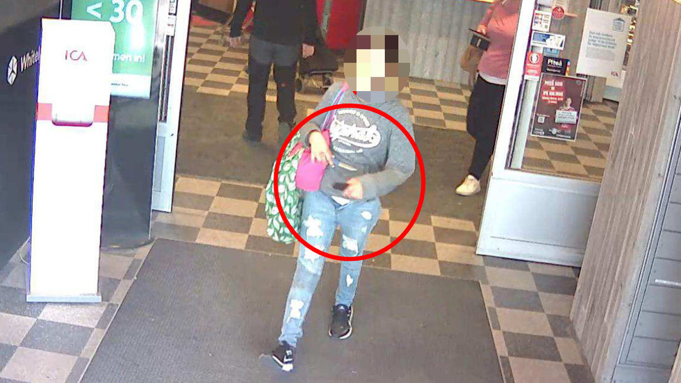 Kvinnan, som senare dömdes till ett år och sex månaders fängelse för knivrån, tog upp kniven och hotade en butiksanställd som konfronterade henne utanför butiken.