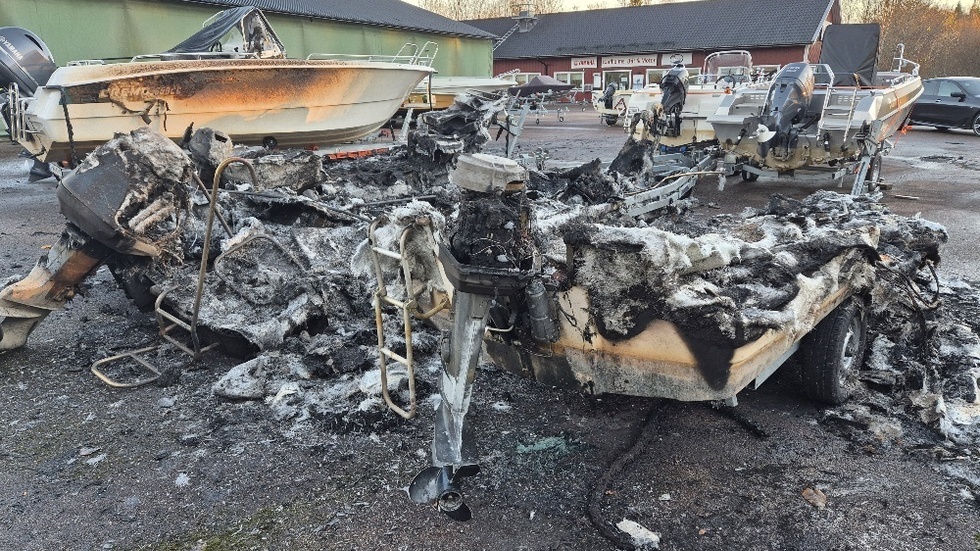 Fyra av båtarna totalförstördes i branden.