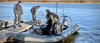 Här söker Försvarsmaktens dykare i sjön