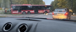 Buss tvärs över vägen påverkade trafiken    