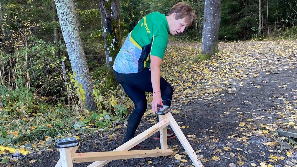 Anna Löwegren, i Katrineholms OK, stämplar vid varvningskontrollen på sträcka 24 av totalt 25 i stafetten med lika många lagdeltagare.