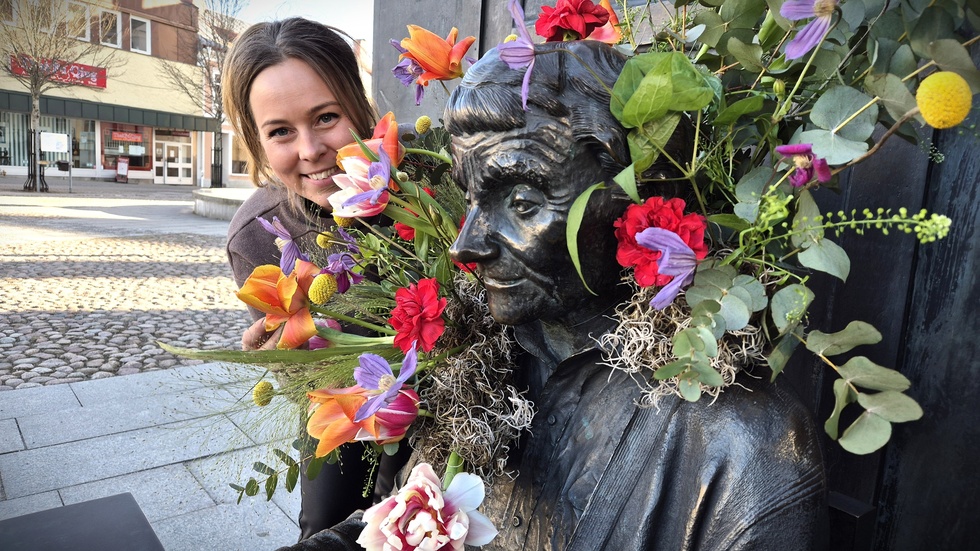 Klara Kågefors tog saken i egna händer när hon förstod att Interflora inte längre går ut med uppmaning om blomstersmyckningar av kvinnostatyer till butikerna. "Viktigt att uppmärksamma både kvinnan och Astrid."