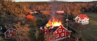 Villa totalförstörd i kraftig brand: "Håller bevakning i natt"