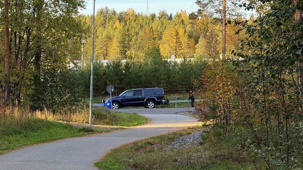 Två personer ska ha gömt sig i samband med att polisen stoppade fordon de färdades i. 