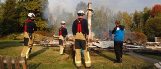 Villa totalförstörd i kraftig brand