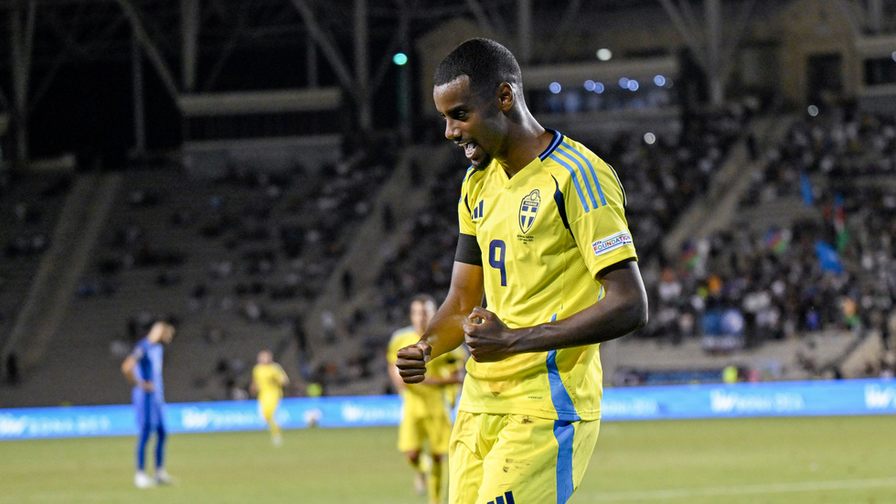 Alexander Isak jublar. Han gjorde två av målen när landslaget inledde Nations League med 3–0-seger borta mot Azerbajdzjan.