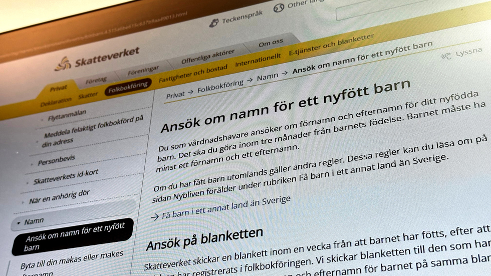Skatteverket bestämmer vad man får ge för namn till sina barn. Efter någon vecka får man som ny förälder hem en namnblankett som ska fyllas i.