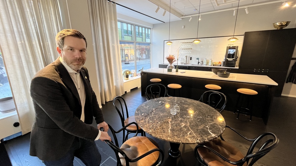 Mathias Possnert i köket på det fina kontoret som han är chef för. 
