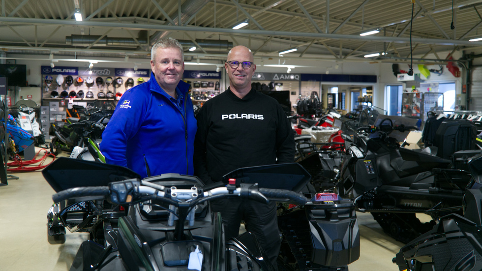 Traktor Citys ägare Niclas Nilsson köper Bilhuset i Piteå tillsammans med säljaren Ulf Löfgren. 