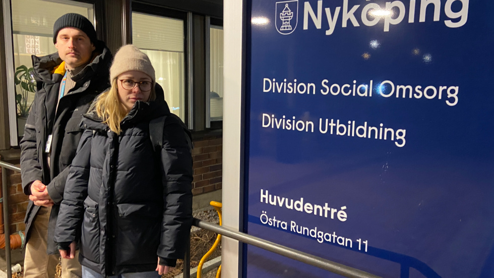 "Låga löner bidrar till personalomsättningen, något som i sin tur riskerar att drabba tredje man", säger Johanna Kullman Böö och Niklas Fogelgren.