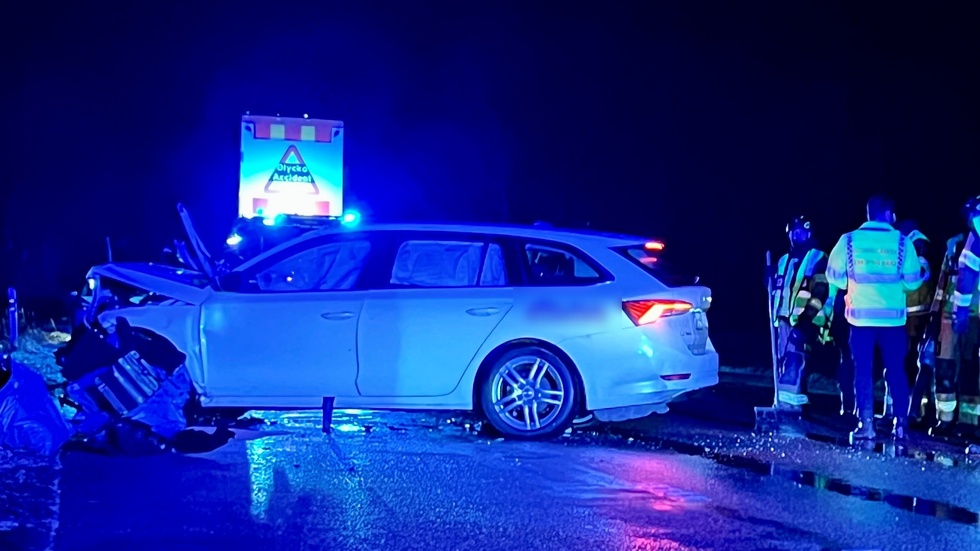 Räddningstjänsten arbetar på olycksplatsen.