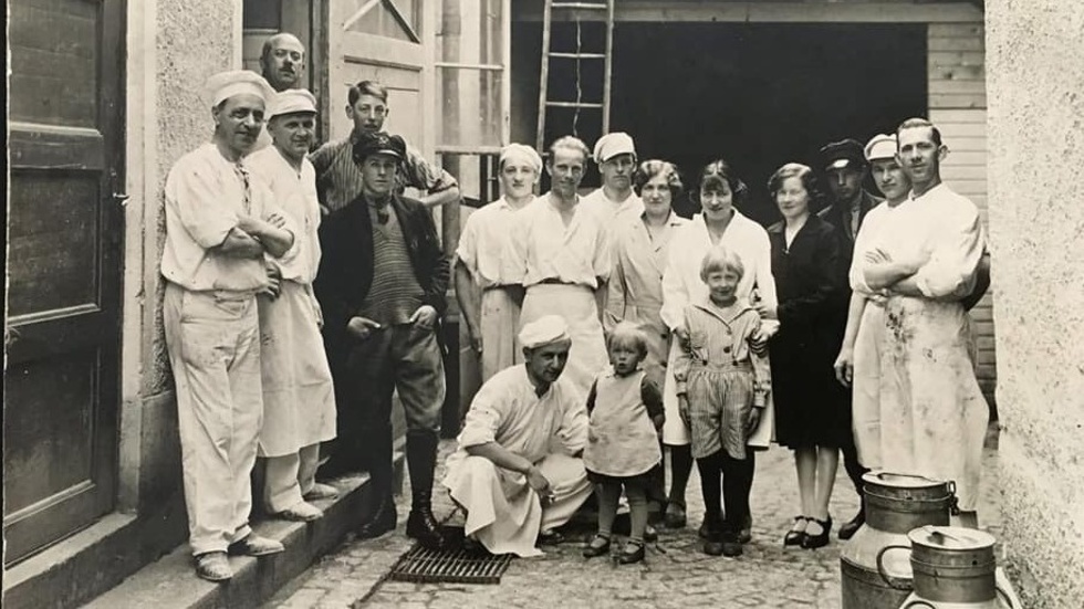 Calle Petterssons bageri på Storgatan 28 i Västervik som vi lånat från de nuvarande fastighetsägarna. Bilden är tagen 1930. Från väster "Calle P", Pelle Mårtensson, "Ugns" Nilsson, Chaufför Olsén, "Knoppen" Rosenqvist, Göte Andersson, Chefens Dotter Inez med broder, knästående chefens son Birger med sonen Sten. Längst ner till höger konditor Lasse. "De övriga vet jag inte vad de heter" ska Nils Mårtensson i Västerviks-Tidningen ha skrivit under bilden. 