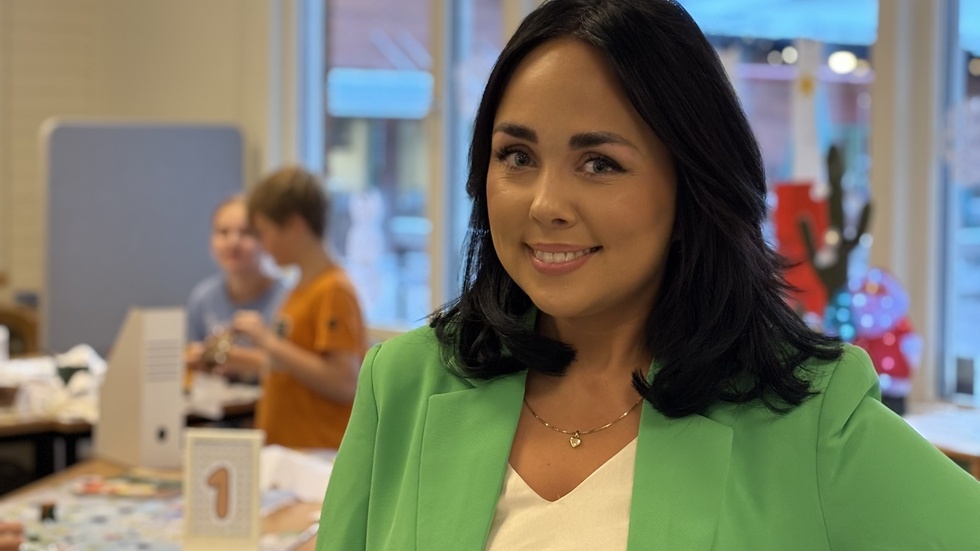 Julia Tillenius jobbar mycket med det visuella där rutor, prickar och färgerna orange, ljusbrunt och vitt står i centrum.