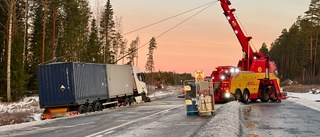 JUST NU: Lastbil bärgas efter olycka i natt – totalstopp på 56:an