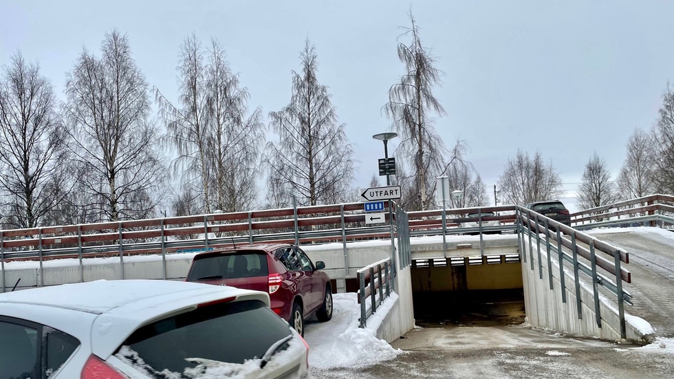 "Låter helt otroligt att jag skulle bli tvungen åka till en butik med gratisparkering utanför stan. Att en kostnad på 10-20 kronor skulle påverka vardagsekonomin så mycket", skriver insändarskribenten. (Arkivbild)