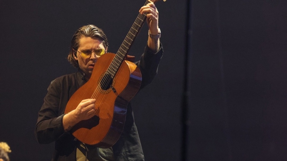 Albin Lee Meldau med gitarren i högsta hugg, i november i Linköping.