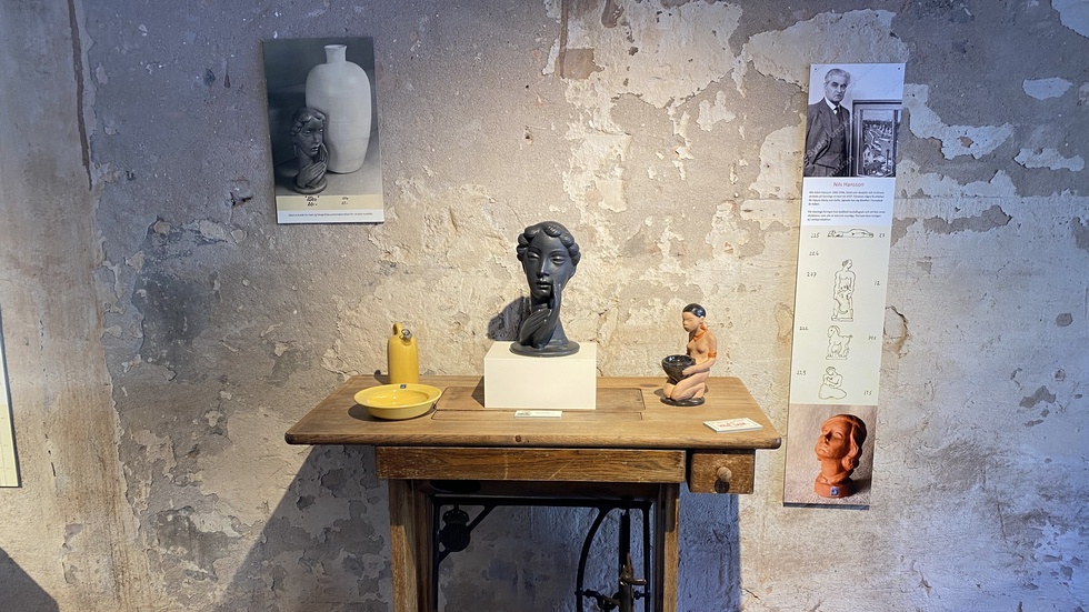 Verk av Nils Hansson 1900–1996, skulptör och tecknare som var aktiv på Steninge lervarufabrik under en kort tid 1937. För Steninge formgav han eldfast hushållsgods och ett litet antal skulpturer.