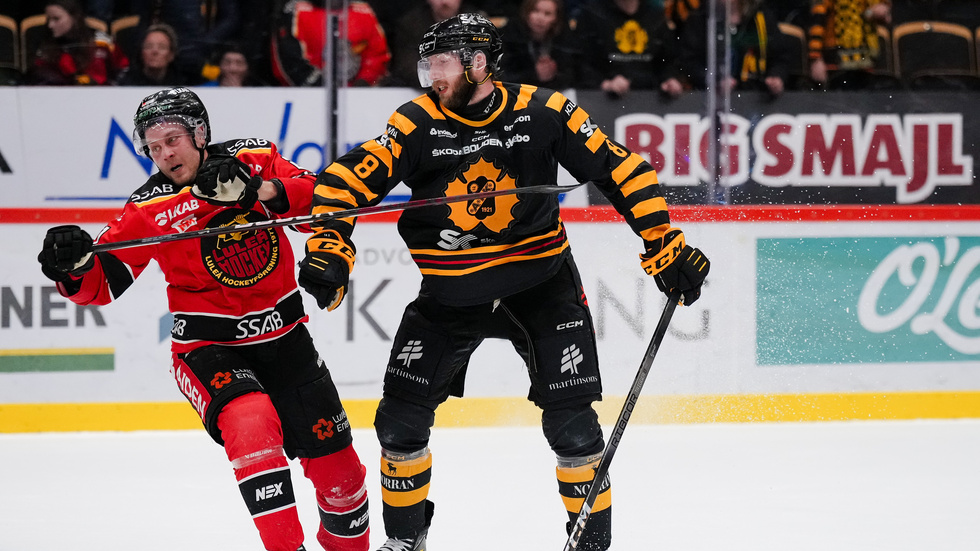 Juhani Tyrväinen och Skellefteås Petter Granberg under ishockeymatchen i SHL mellan Skellefteå och Luleå 30 december.