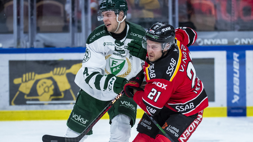 Luleås Juhani Tyrväinen och Färjestads Victor Ejdsell under torsdagens ishockeymatch i SHL mellan Luleå HF och Färjestads BK i Coop Norrbotten Arena.