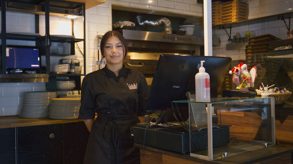 Aishe Koyuncu säger att det bästa med att jobba på Drottningens pizzeria är att träffa alla trevliga kunder.