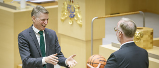 Bolunds presenter: Basketboll, poncho och slips