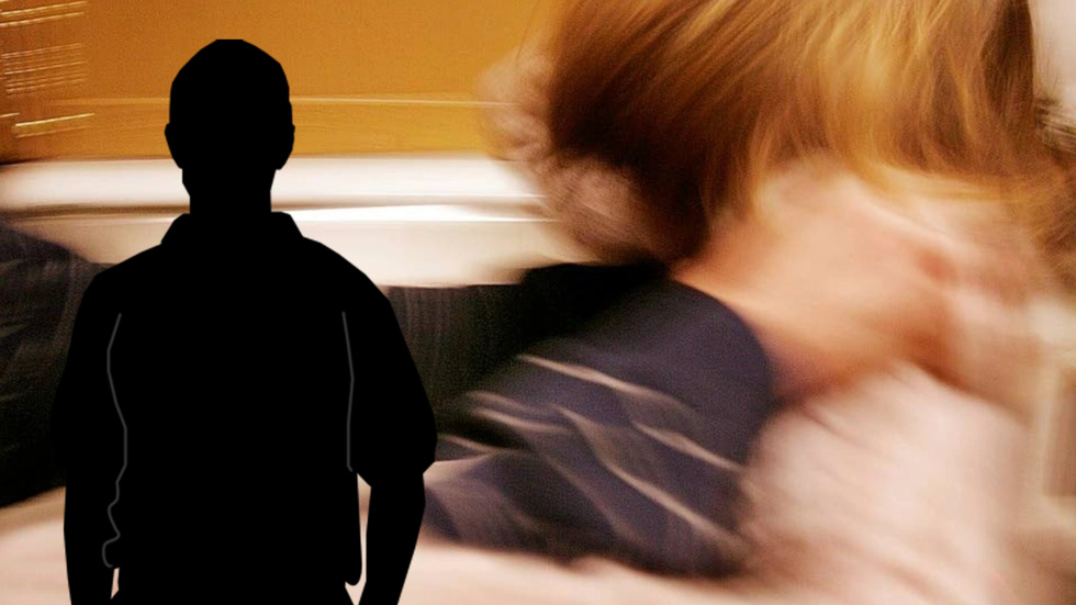 Kvinnan hade sökt skydd i ett rum. Därifrån hade hon dock ingen möjlighet till flykt, frånsett dörren, vilket gör hotet extra allvarligt, menar åklagaren.
