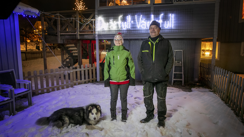 "Under flera år var det någon okänd som lämnade en chokladask i brevlådan och tackade oss, men det har slutat nu så det är klart att vi funderar på om det hänt personen något. Det var väldigt roligt att få i alla fall", säger Jessica och Mats Fredhage som bjudit förbipasserande på tänkvärda ord i många år. 